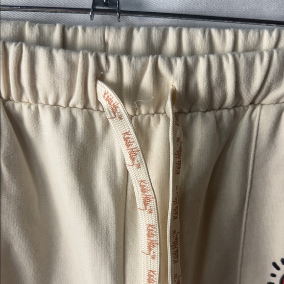 Cream Sweatshirt and Joggers Set with Heart Graphic - Picture 4 of 11